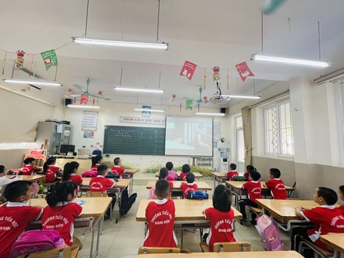 Công tác vệ sinh trường lớp của học sinh trường Tiểu học Giang Biên