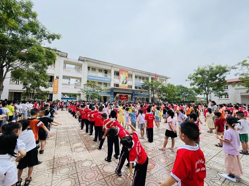 Học sinh Tiểu học Giang Biên với bài thể dục đầu giờ