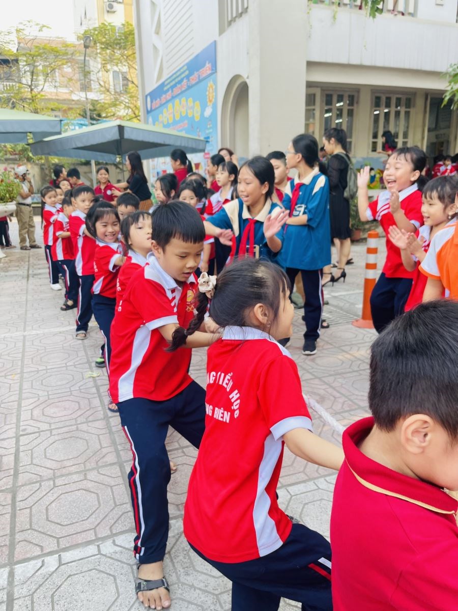 Trường Tiểu học Giang Biên tổ chức trò chơi kéo co