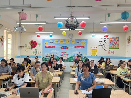 Tập huấn Công nghệ thông tin cho giáo viên trường Tiểu học Giang Biên