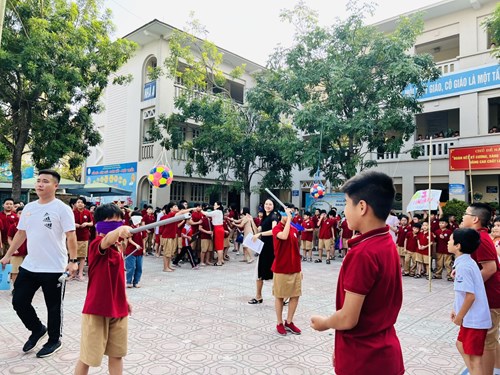 Trường Tiểu học Giang Biên tổ chức các trò chơi dân gian cho học sinh