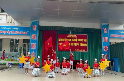 Trường Tiểu học Giang Biên kỷ niệm 79 năm thành lập quân đội nhân dân Việt Nam- 51 năm chiến thắng Hà Nội - Điện Biên Phủ trên không