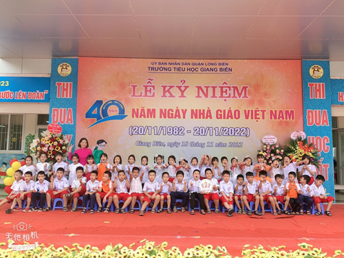 Lớp 2A2 từng bừng chào mừng kỉ niệm 40 năm ngày nhà giáo Việt Nam
