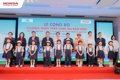 Công ty Honda Việt Nam trao tặng mũ bảo hiểm cho học sinh trường TH Giang Biên.