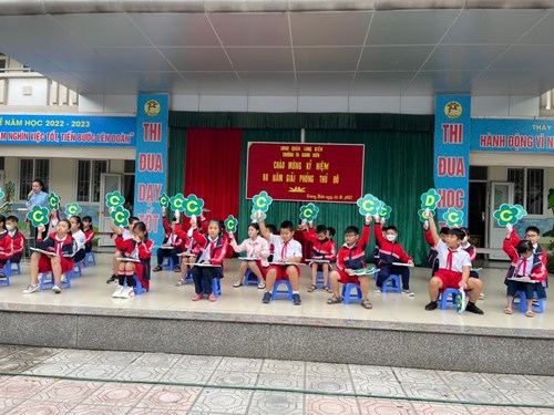 Sinh hoạt dưới cờ kỉ niệm 69 năm ngày Giải phóng Thủ đô của trường Tiểu học Giang Biên.