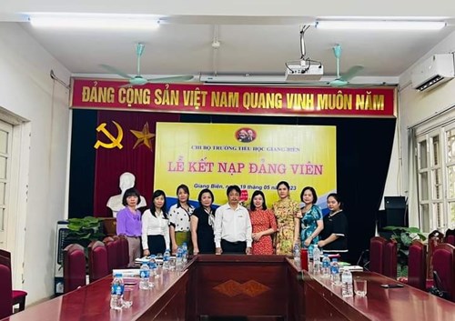 Chi bộ trường Tiểu học Giang Biên tổ chức lễ kết nạp đảng viên.