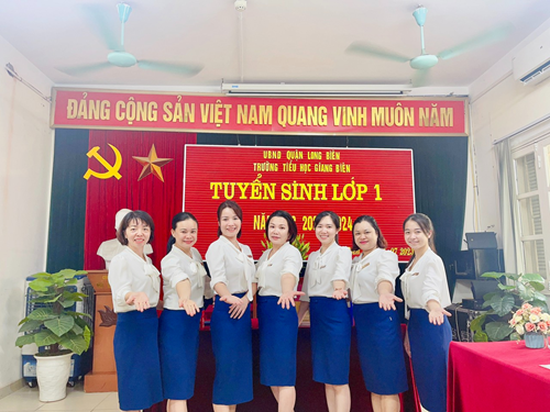 Trường Tiểu học Giang Biên hào hứng, nghiêm túc trong ngày đầu tuyển sinh Lớp 1 năm học 2023-2024.