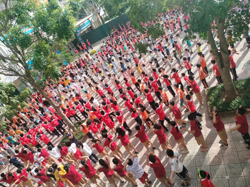 Liên đội trường Tiểu học Giang Biên triển khai bài tập thể dục đầu giờ cho học sinh toàn Liên đội