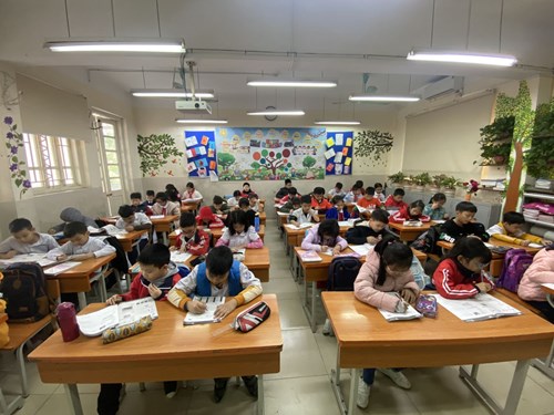 Hơn 900 học sinh trường Tiểu học Giang Biên tham gia sàn đấu tiếng Anh