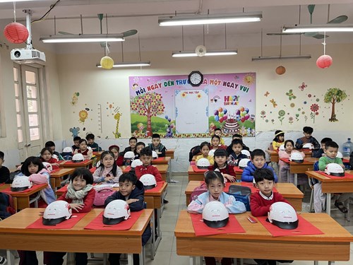 Honda tặng mũ bảo hiểm cho học sinh lớp một và lớp hai năm học 2022 – 2023