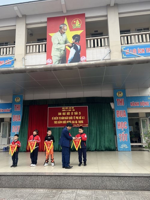  Lễ chào cờ và tuyên truyền kỉ niệm ngày 8/3 của trường tiểu học Giang Biên