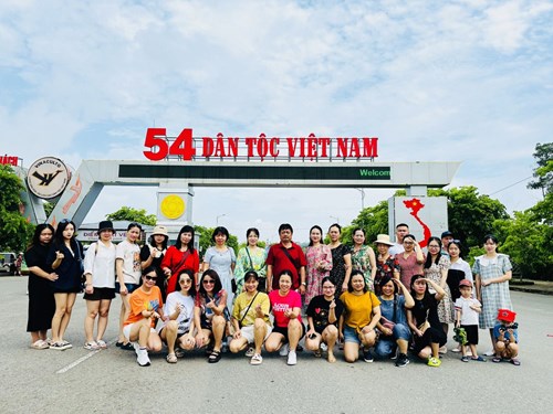 Công đoàn Trường Tiểu học Giang Biên tổ chức cho đoàn viên công đoàn tham gia chuyến picnic hè 2023.
