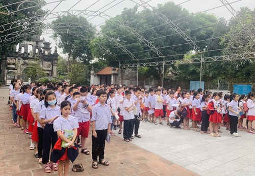 Buổi thăm quan di tích lịch sử văn hóa của các em học sinh lớp 3A1 Trường Tiểu học Giang Biên thật ý nghĩa, bổ ích