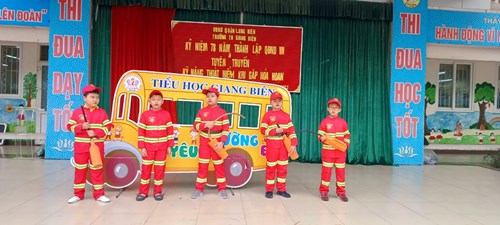 Buổi sinh hoạt dưới cờ đáng nhớ của các bạn nhỏ 3A1 Trường Tiểu học Giang Biên.