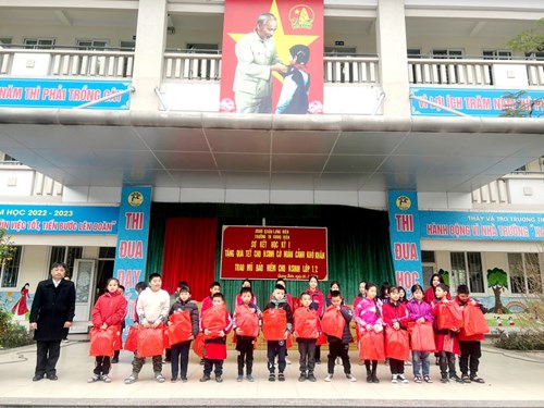 Trường Tiểu học Giang Biên quận Long Biên Hà Nội quan tâm Tết cho các em học sinh có hoàn cảnh khó khăn.