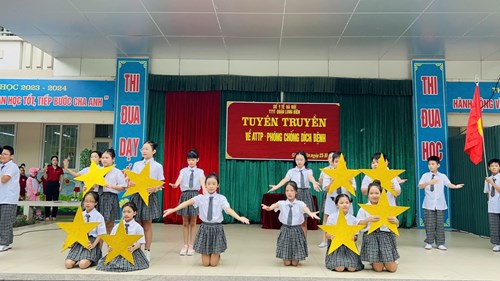 Trường Tiểu học Giang Biên tổ chức cho học sinh tìm hiểu về  an toàn thực phẩm, phòng chống dịch bệnh