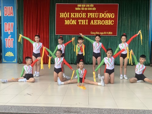 Lớp 3A1 Trường Tiểu học Giang Biên tham gia nội dung Erobic cấp trường.