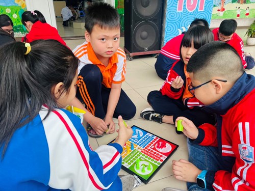 Trường Tiểu học Giang Biên tổ chức cho các em học sinh tham gia chơi các trò chơi dân gian vui vẻ  bổ ích