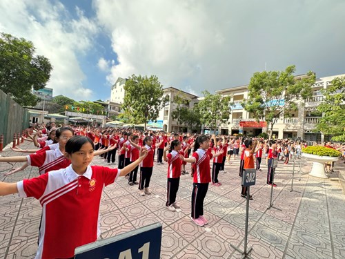 Trường Tiểu học Giang Biên tổ chức cho các em học sinh hoạt động tập thể dục buổi sáng.