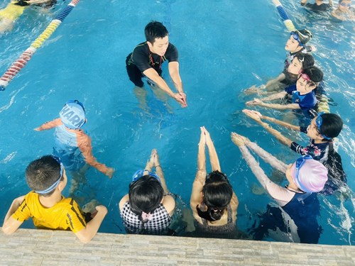 Trường Tiểu học Giang Biên tổ chức cho học sinh tham gia  khóa học bơi để phòng tránh tai nạn đuối nước