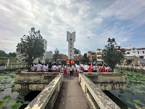 Học sinh khối 3 - 4 - 5 dâng hương tại Đài tưởng niệm liệt sĩ phường Giang Biên