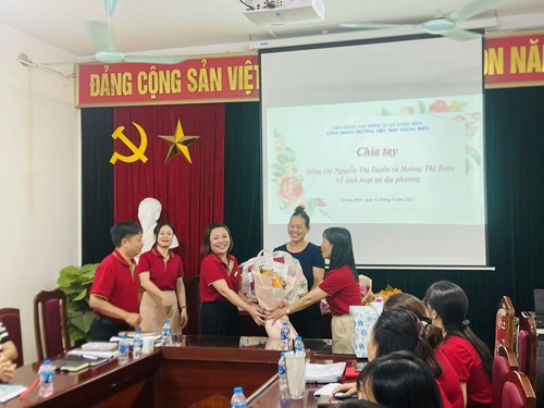 Trường Tiểu học Giang Biên chia tay các bác Lao Công Toản, Tuyến. Đón chào hai bác lao công mới.