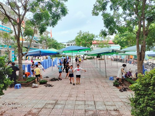 Công tác dọn vệ sinh vườn trường Tiểu học Giang Biên chuẩn bị chào đón năm học mới 2023 - 2024