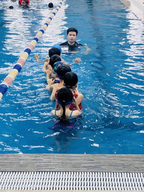 Trường Tiểu học Giang Biên phối hợp với Trung tâm Văn hoá – Thông tin và Thể thao Quận Long Biên tổ chức dạy bơi cho học sinh khối 3,4 và 5