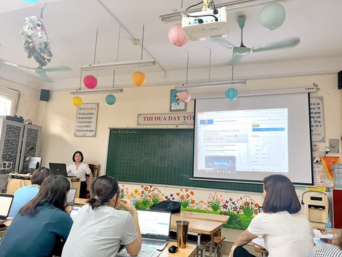 Tập huấn công nghệ thông tin Trường Tiểu học Giang Biên