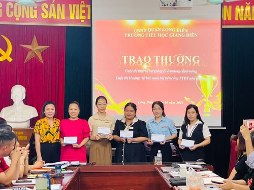 Các đồng chí trường Tiểu học Giang Biên được trao giải trong cuộc thi tập huấn công nghệ thông tin năm học 2023-2024