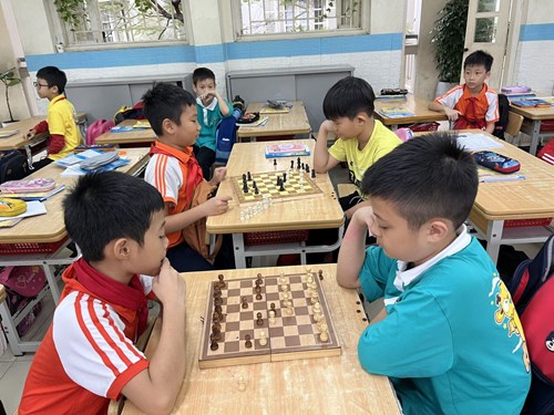 Các bạn học sinh trường Tiểu học Giang Biên tham gia Hội Khỏe Phù Đổng môn cờ vua