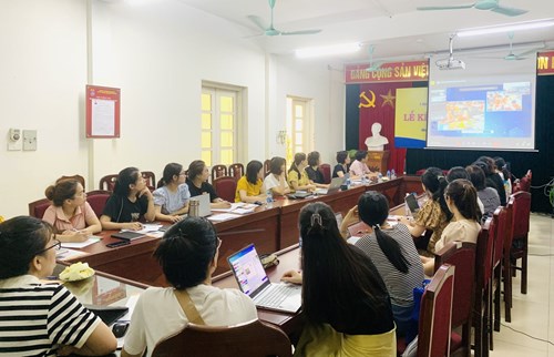 Cán bộ, giáo viên trường Tiểu học Giang Biên tham dự Hội nghị hướng dẫn triển khai nội dung giáo dục STEM của Sở GD&ĐT Hà Nội
