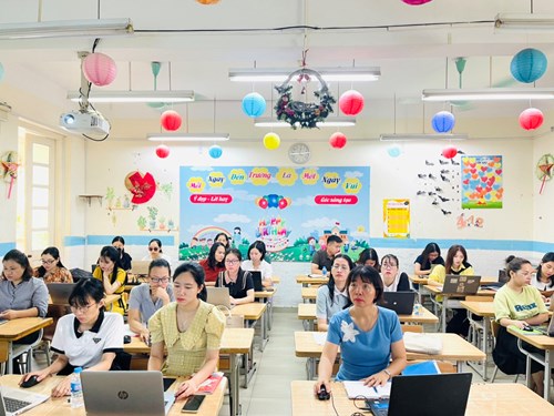 Cán bộ, giáo viên nhân viên trường Tiểu học Giang Biên tập huấn công nghệ thông tin trước thềm năm học mới