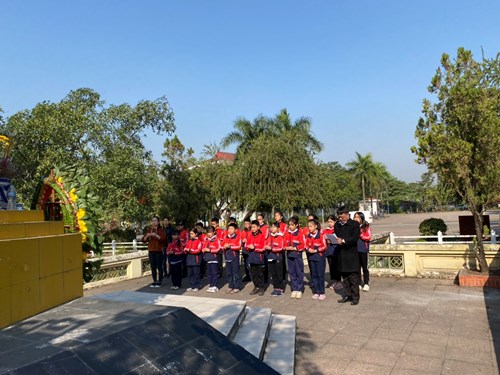 Trường Tiểu học Giang Biên tổ chức viếng đài tưởng niệm phường Giang Biên nhân kỉ niệm ngày 22/12/2022