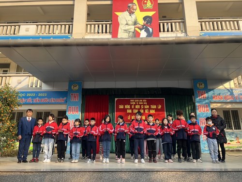 Lễ kết nạp Đội viên- Niềm tự hào của Sao Nhi đồng Tiểu học Giang Biên