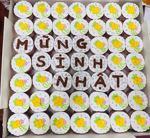 Công đoàn tổ chức sinh nhật cho đoàn viên Công đoàn trường Tiểu học Giang Biên