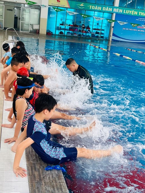 Trường Tiểu học Giang Biên Phổ cập bơi cho học sinh