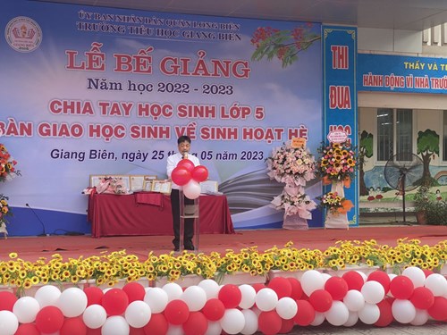 Trường Tiểu học Giang Biên  tổ chức Lễ bế giảng ; Chia tay học sinh khối 5  và bàn giao hè tại địa phương.