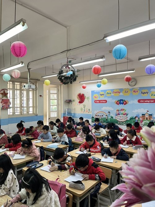 Học sinh khối lớp 4 Trường Tiểu học Giang Biên thực hiện nghiêm túc bài kiểm tra cuối học kỳ I
