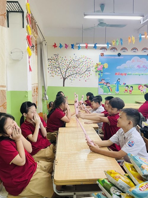 Hoạt động chào mừng ngày phụ nữ việt Nam 20-10 của cô và trò lớp 4A3 trường Tiểu học Giang Biên