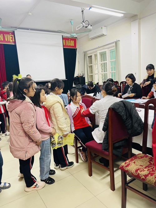 Trường Tiểu học Giang Biên tổ chức khám sức khỏe định kỳ cho học sinh toàn trường.