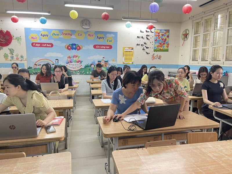 Trường Tiểu Học Giang Biên đẩy mạnh đào tạo công nghệ cho giáo viên: Tập huấn kỹ năng sử dụng Word, Excel và đăng bài giảng điện tử.
