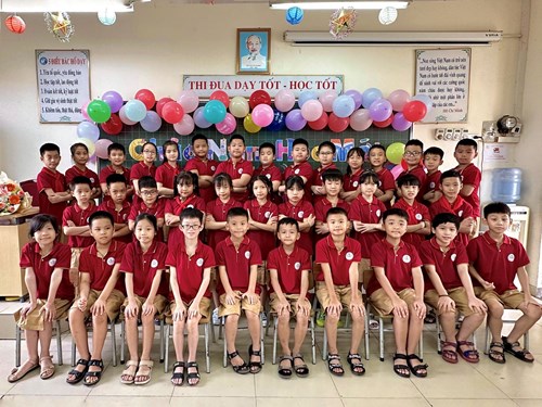 Các bạn học sinh lớp 4A4 trường tiểu học Giang Biên vui mừng chào đón ngày khai trường năm học 2023 - 2024