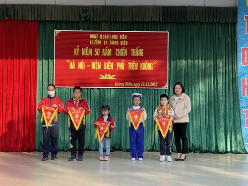 Sinh hoạt dưới cờ tuần 16 trường Tiểu học Giang Biên