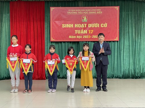 Sinh hoạt dưới cờ tuần 17 trường Tiểu học Giang Biên
