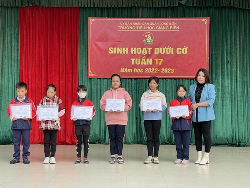 Khối 5 Trường Tiểu học Giang Biên tổ chức Lễ kỷ niệm 50 năm chiến thắng “Hà Nội - Điện Biên Phủ trên không”