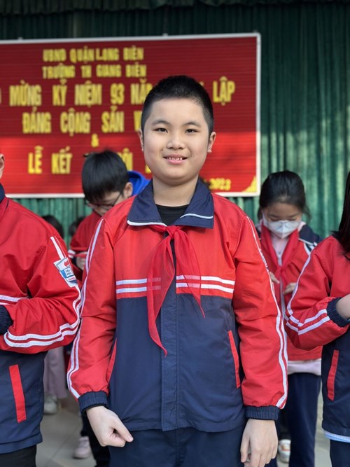 Lễ kết nạp Đội viên tại trường Tiểu học Giang Biên