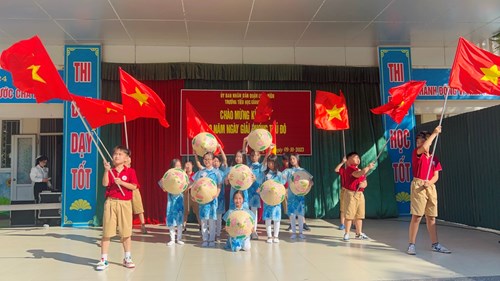 Tiểu học Giang Biên chào mừng 69 năm ngày Giải phóng Thủ đô 10/10/2023