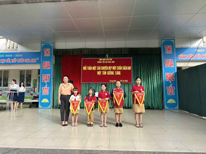 Buổi sinh hoạt dưới cờ tuần 9 của trường Tiểu học Giang Biên