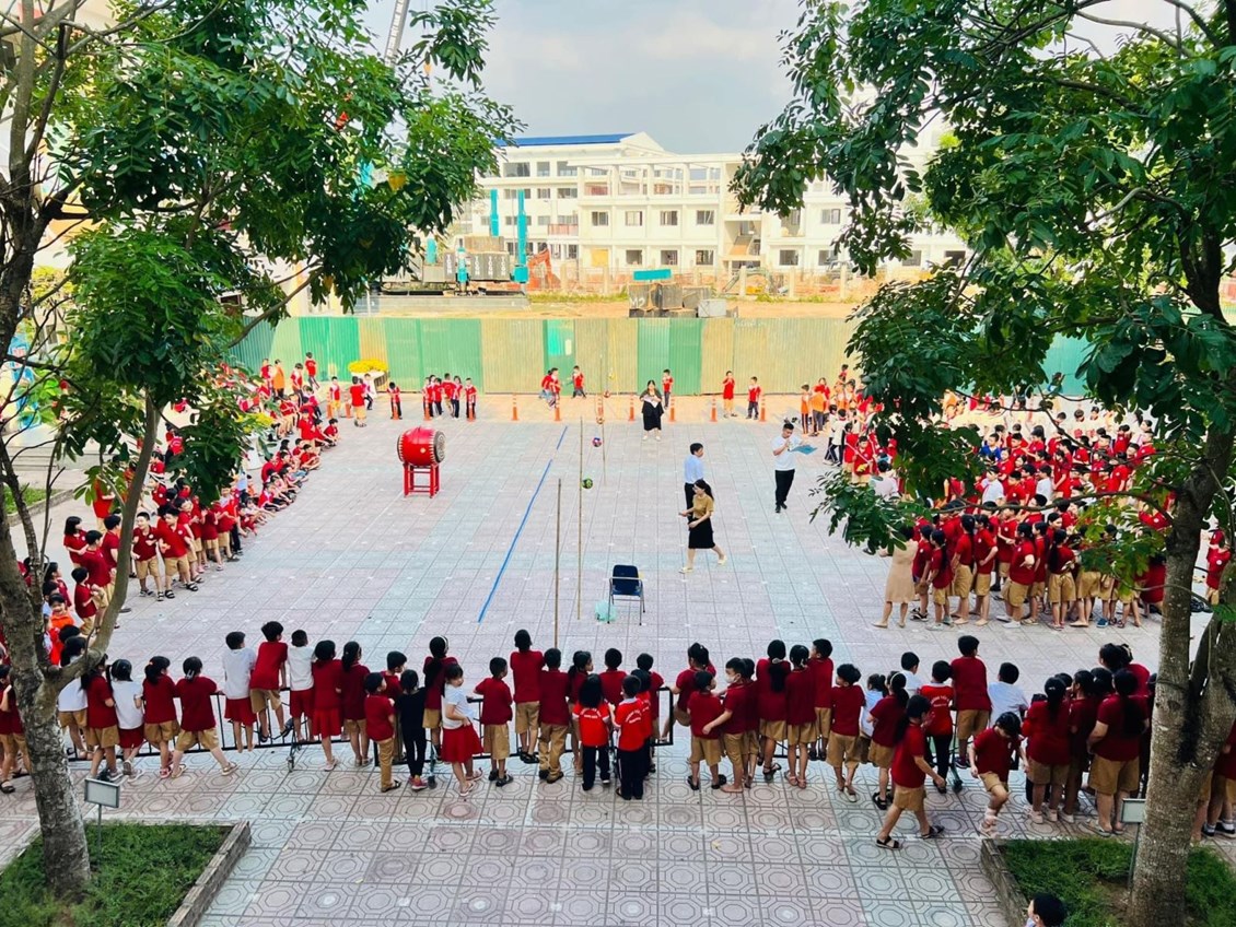 Trường Tiểu học Giang Biên tổ chức cho HS tham gia trò chơi dân gian - Bịt mắt đập niêu